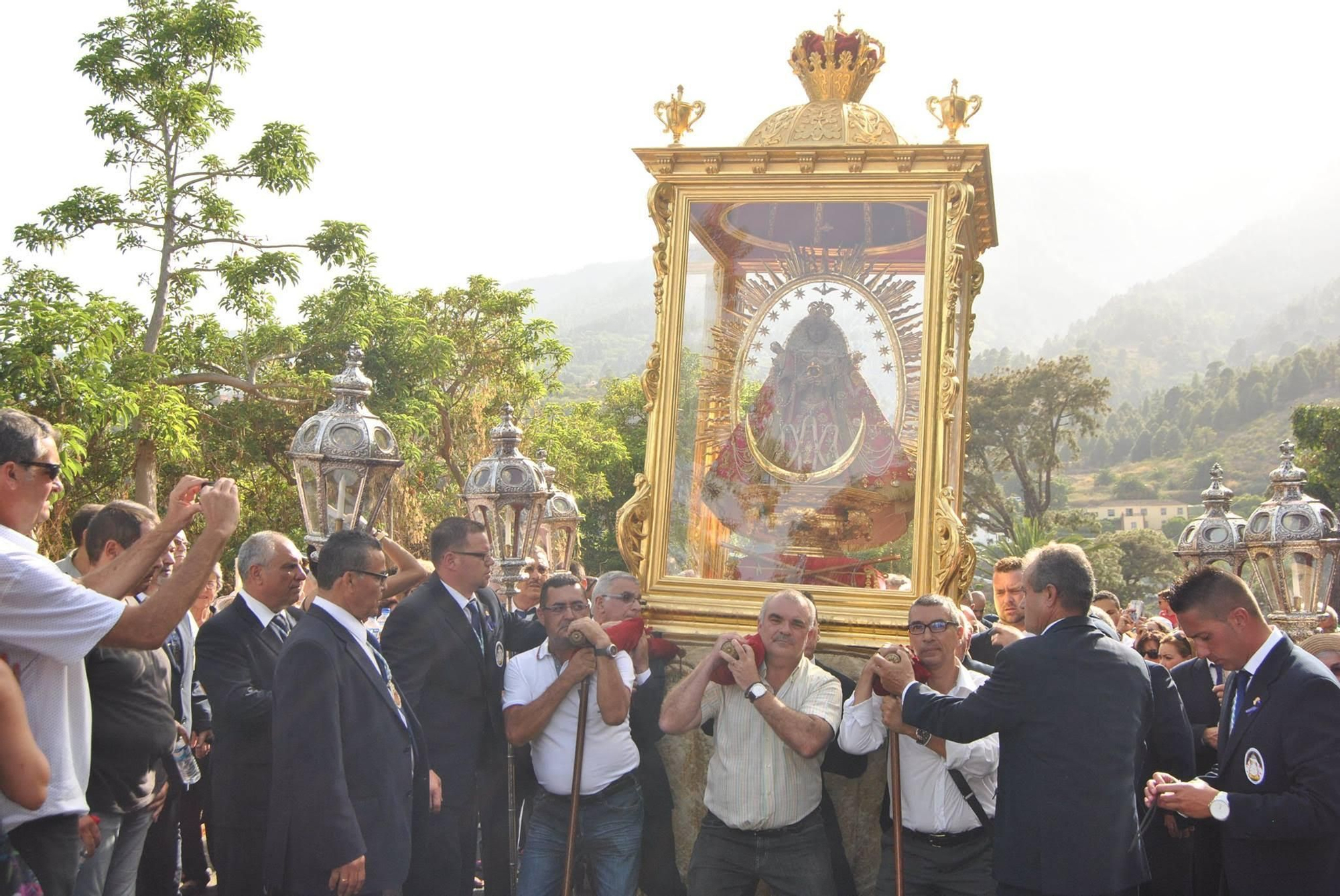 El  Sillón de Viaje de oro de la Virgen de las Nieves: celebrando 50 años de tradición y devoción.