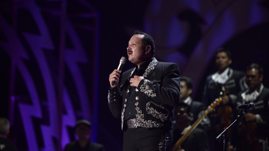 "A caballo y con música", Pepe Aguilar responde a las políticas migratorias de EE.UU.