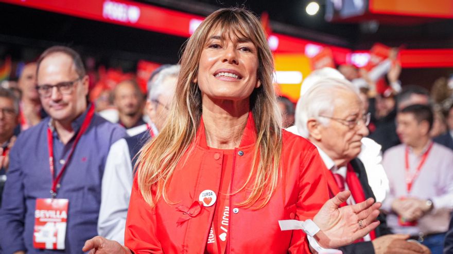 Archivo - La esposa del presidente del gobierno Begoña Gómez durante la clausura del 41º Congreso Federal del PSOE en el Palacio de Congresos y Exposiciones.