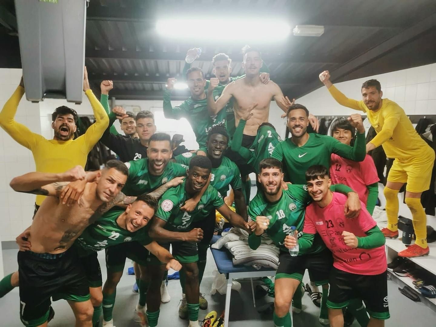 Los jugadores del Atlético Paso celebran el liderazgo.