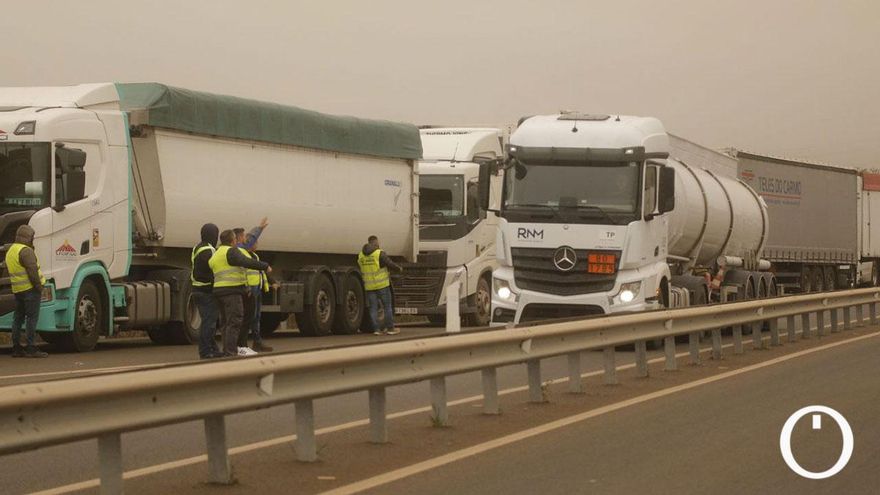 Más de mil efectivos vigilan la entrada y salida de mercancías en Córdoba frente a la huelga de transportes