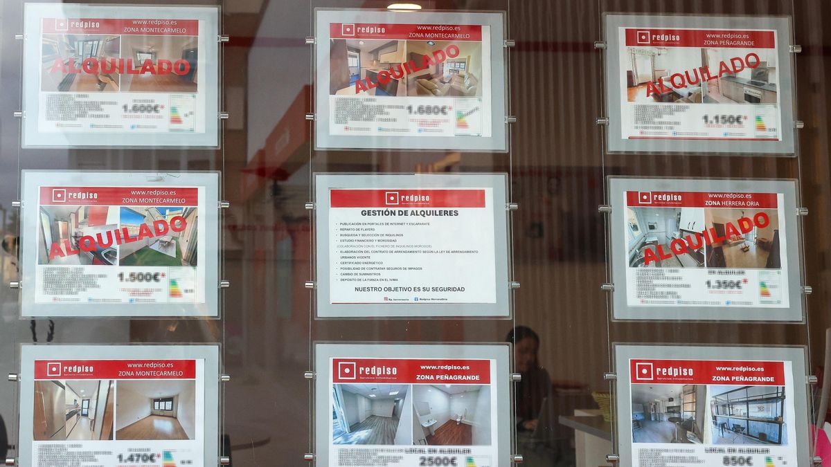 Anuncios de alquiler en una inmobiliaria.