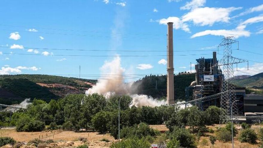 Queda una sola chimenea, que también será demolida. // Campillo / ICAL