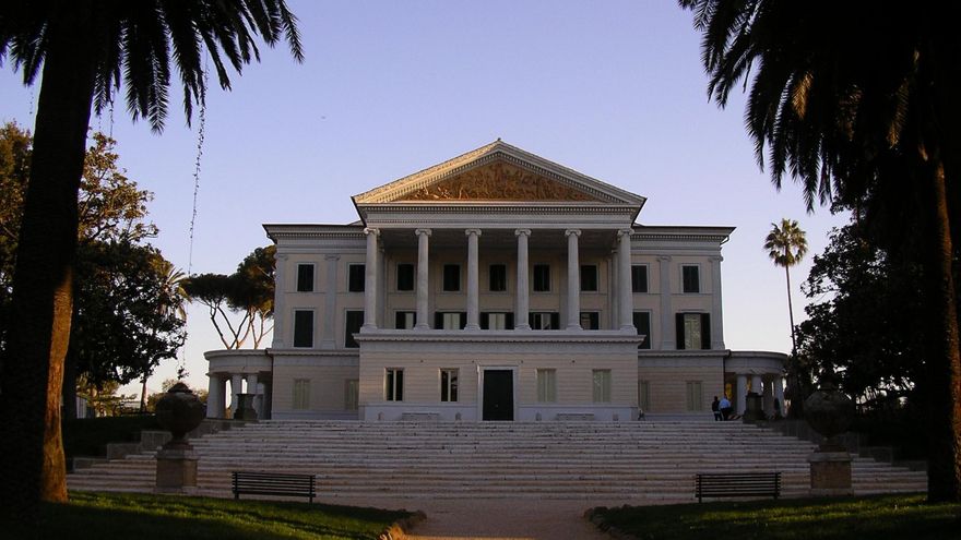 Líneas clásicas en el palacio de la Villa Torlonia.