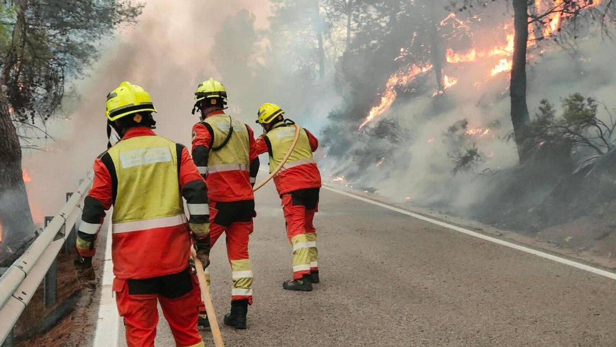 El incendio de Tuéjar arrasa 880 hectáreas en una Reserva de la Biosfera del Alto Turia y deja dos bomberos heridos