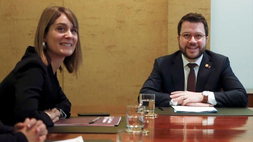 El vicepresidente de la Generalitat, Pere Aragonès (d), y la líder de En Comú Podem, Jéssica Albiach (i), durante la firma del acuerdo para los Presupuestos de la Generalitat de 2020