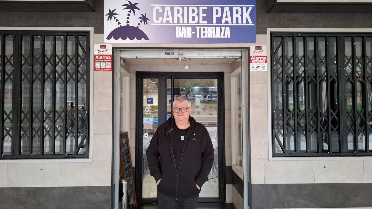 Toño, en el nuevo bar que regenta en el barrio de San José, con el mismo nombre que la terraza que tenía en el parque Pignatelli