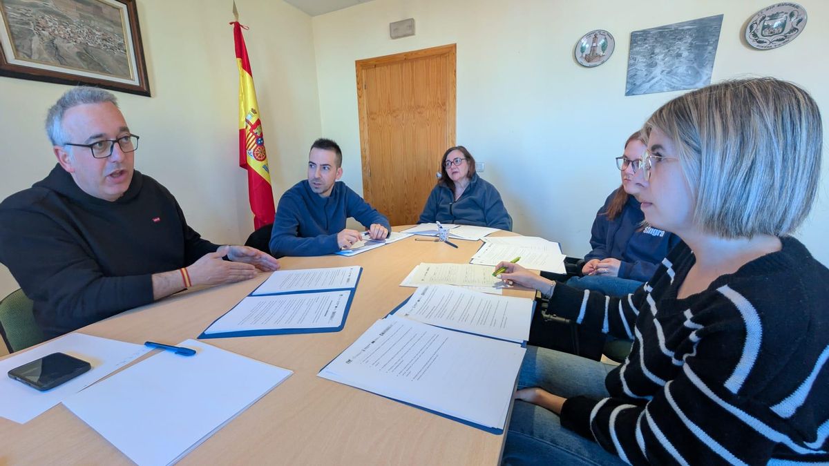 Reunión de expertos compuesta por investigadores de UNIZAR y representantes de un municipio