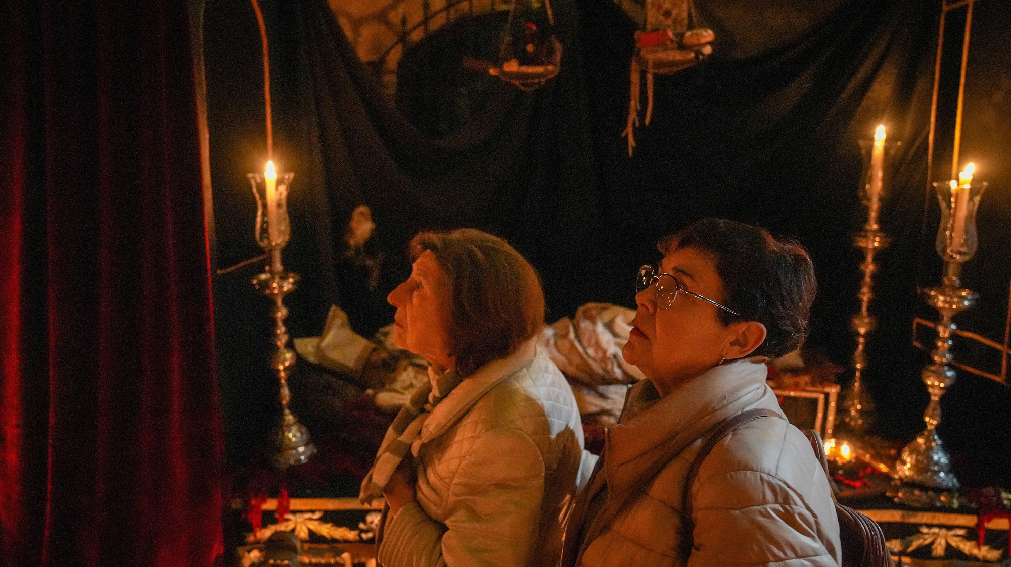 Los besapiés de Jesús Rescatado y del Cristo del Remedio de Ánimas, y el besamanos de Jesús, Divino Salvador, en su Prendimiento, en imágenes