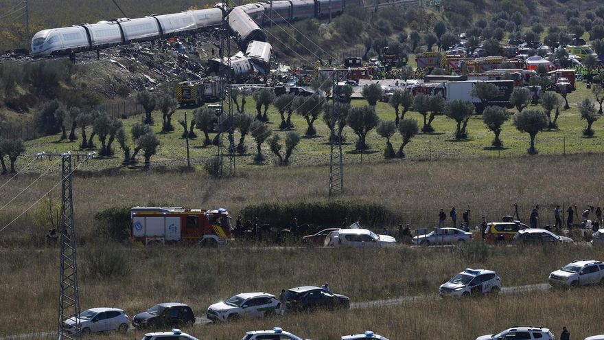 Servicios de emergencia y miembros de la Guardia Civil trabajan en el lugar del accidente de dos trenes de alta velocidad.