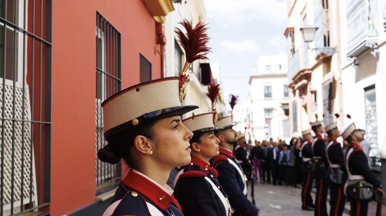 El regimiento de Artillería que escolta a los pasos de la Hermandad de San Bernardo.
