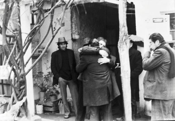 Para algunos, el exilio fue la única solución para evitar nuevas detenciones y torturas. Durante la dictadura, se utilizó la desaparición, el exilio o la relegación con el fin de debilitar a los movimientos sociales y controlar los procesos sociales y económicos. Relegar es el término que se utiliza para privar a la gente de sus viviendas, comunidades y medios de subsistencia. Hombres como el de esta foto tuvieron que abandonar sus hogares y familias. Algunos de ellos para siempre. © AI