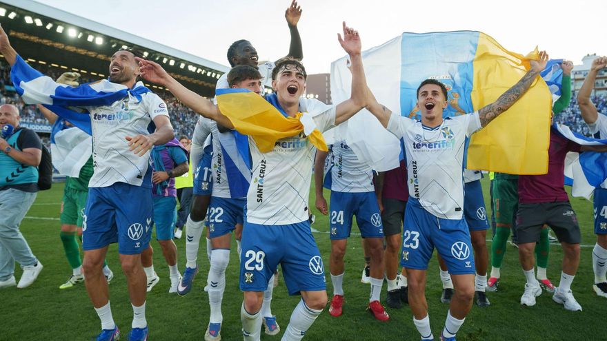 El CD Tenerife celebra con una victoria ante el Barakaldo su regreso a Segunda