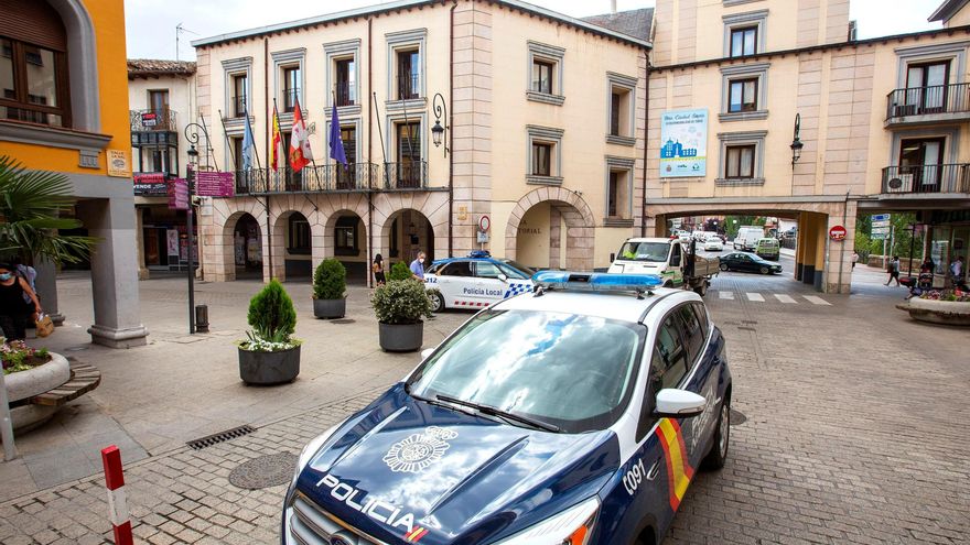 Un coche de Policía estacionado en una plaza de Aranda de Duero. EFE/ Paco Santamaria/Archivo