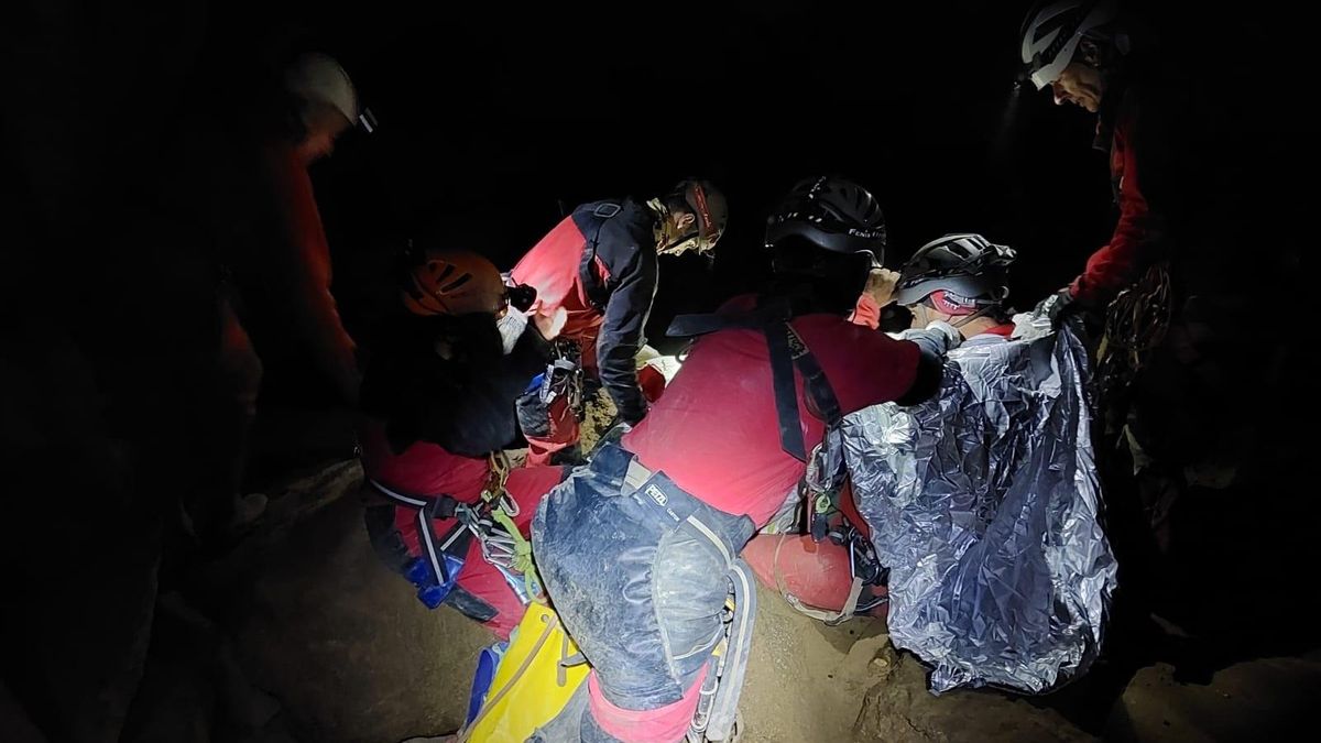 Rescatado el espeléologo de 60 años herido en una cueva de Arredondo y evacuado en helicóptero