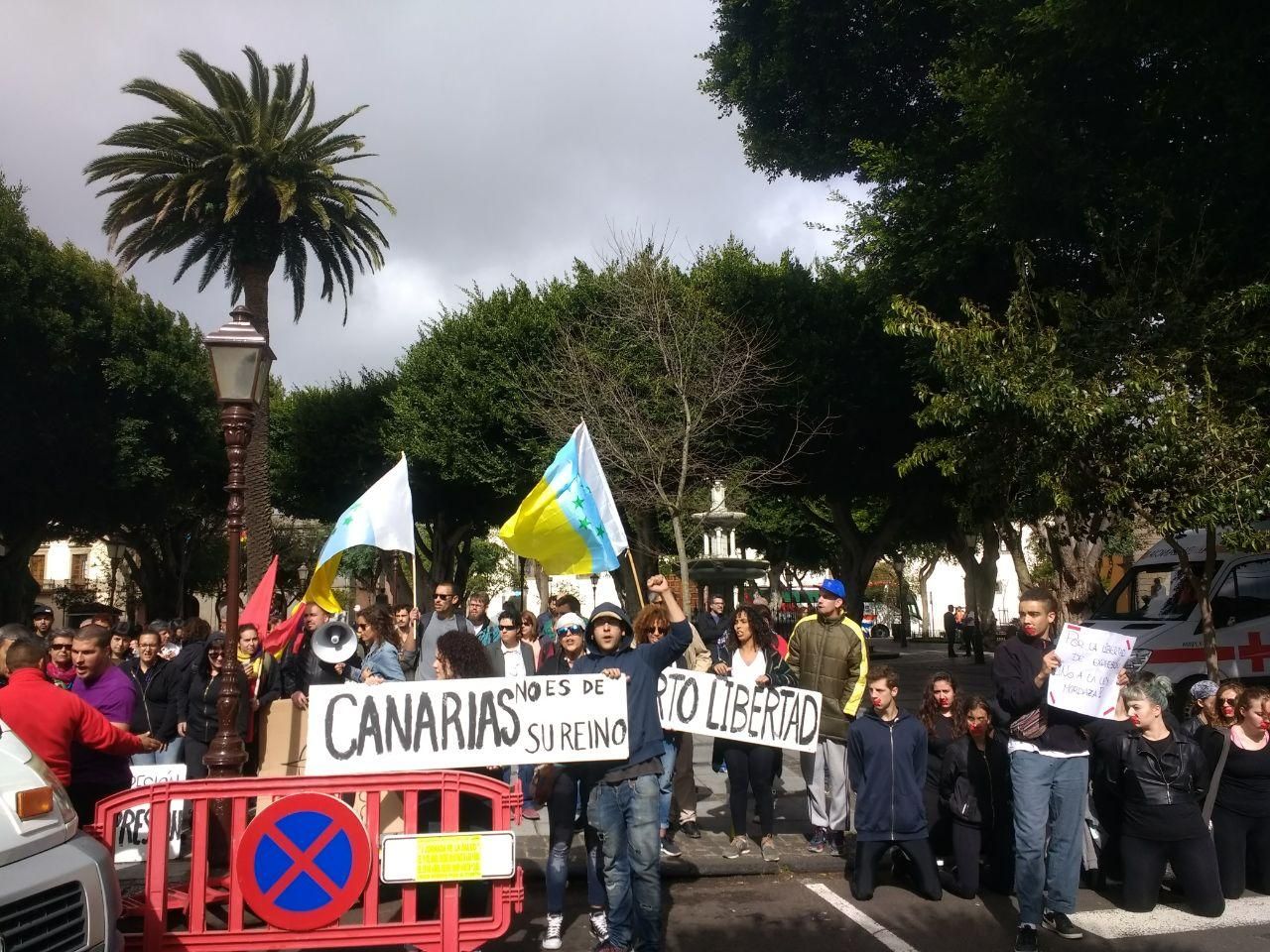 Grupo de jóvenes que protestaron por el arresto del activista tinerfeño, muy cerca de los juzgados