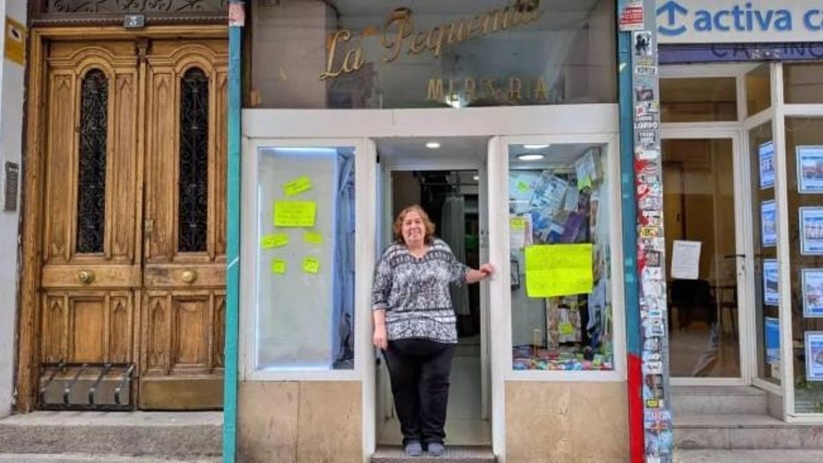 María Rosa, en la puerta de La Pequeñita el último día de apertura / FOTO: Somos Malasaña