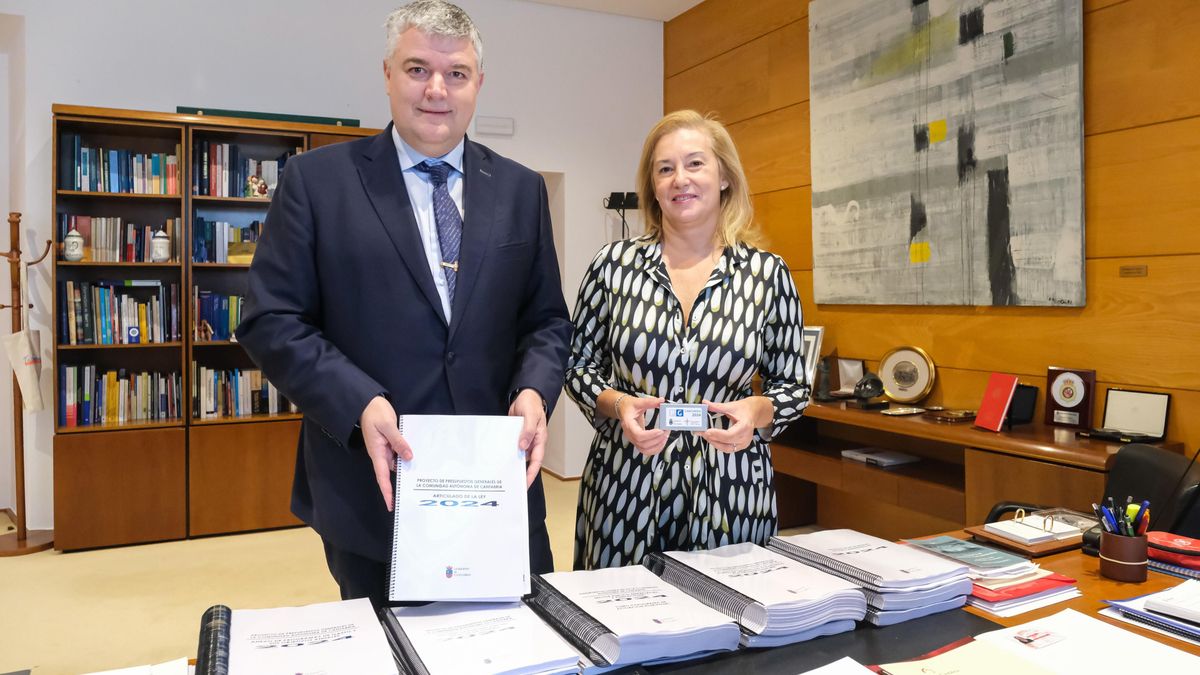 El consejero de Economía, Hacienda y Fondos Europeos, Luis Ángel Agüeros, y la presidenta del Parlamento regional, María José González Revuelta, con el proyecto de Ley de Presupuestos Generales de Cantabria para 2024