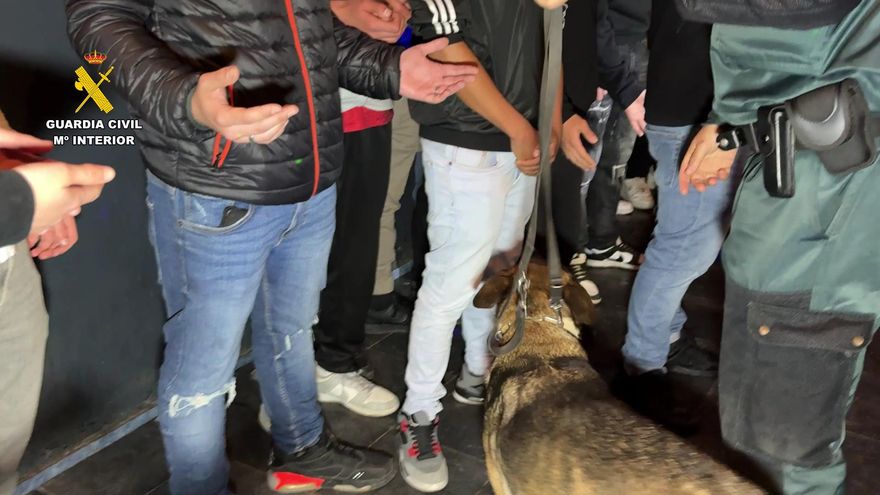 Redada de madrugada en Nájera: 4 denunciados por drogas y 18 menores identificados en un bar