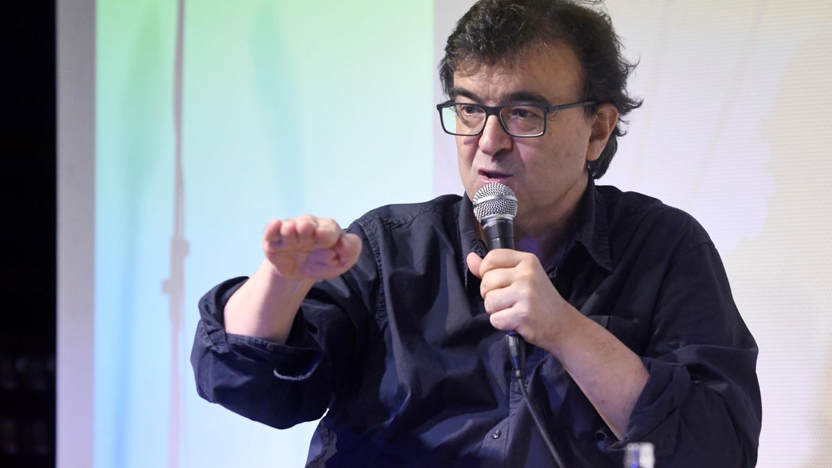 El ganador del Premio Planeta Javier Cercas interviene durante su participación este domingo en el Hay Festival Segovia. EFE/ Pablo Martín
