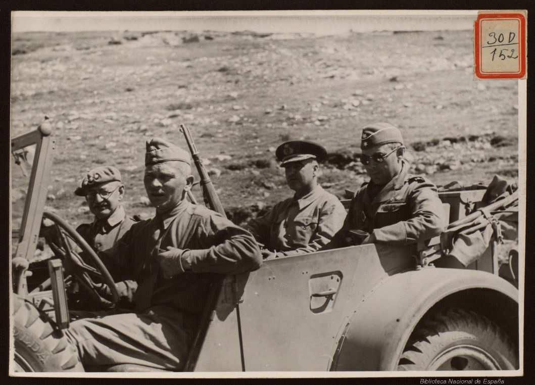 "El coronel Vigón con un grupo de jefes". 18 de agosto de 1937. Reinosa.