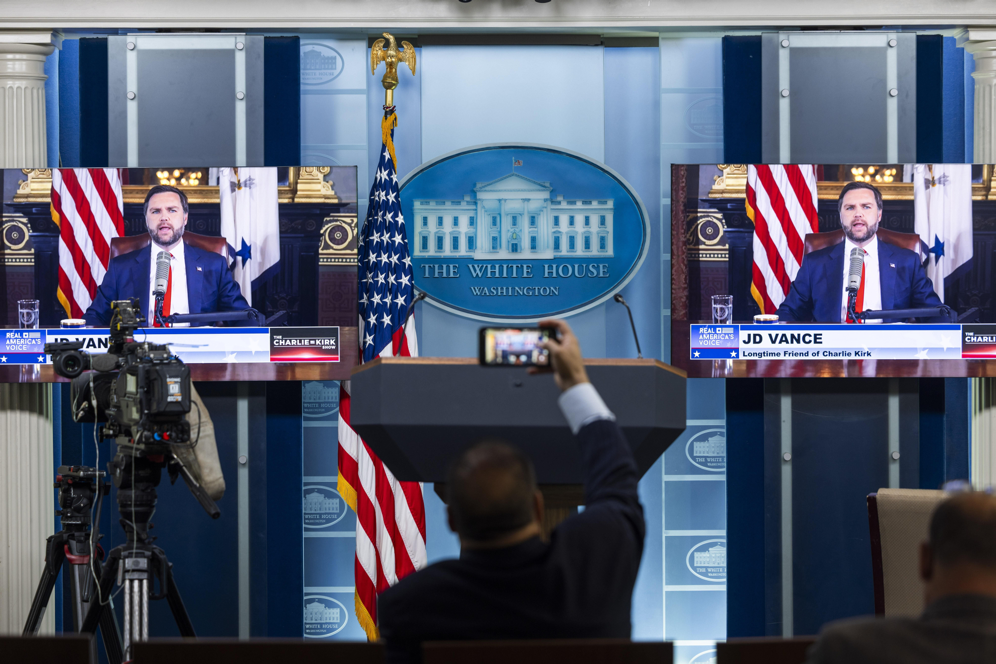 El vicepresidente estadounidense, J. D. Vance, en los monitores de la Sala de Prensa de la Casa Blanca mientras presenta "The Charlie Kirk Show" en honor al activista ultra asesinado, el 15 de septiembre de 2025.
