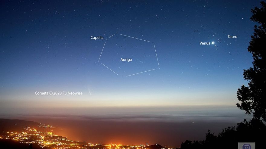 En la foto se puede ver la constelación de Auriga con su brillante estrella Capella, arriba, a la derecha  del cometa; en el margen derecho  superior,  el cúmulo abierto de las Pléyades y, también en el margen derecho, el brillante Venus en la constelación de Tauro.