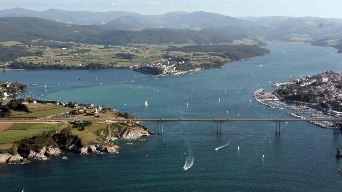 Ría del Eo con Castropol de fondo