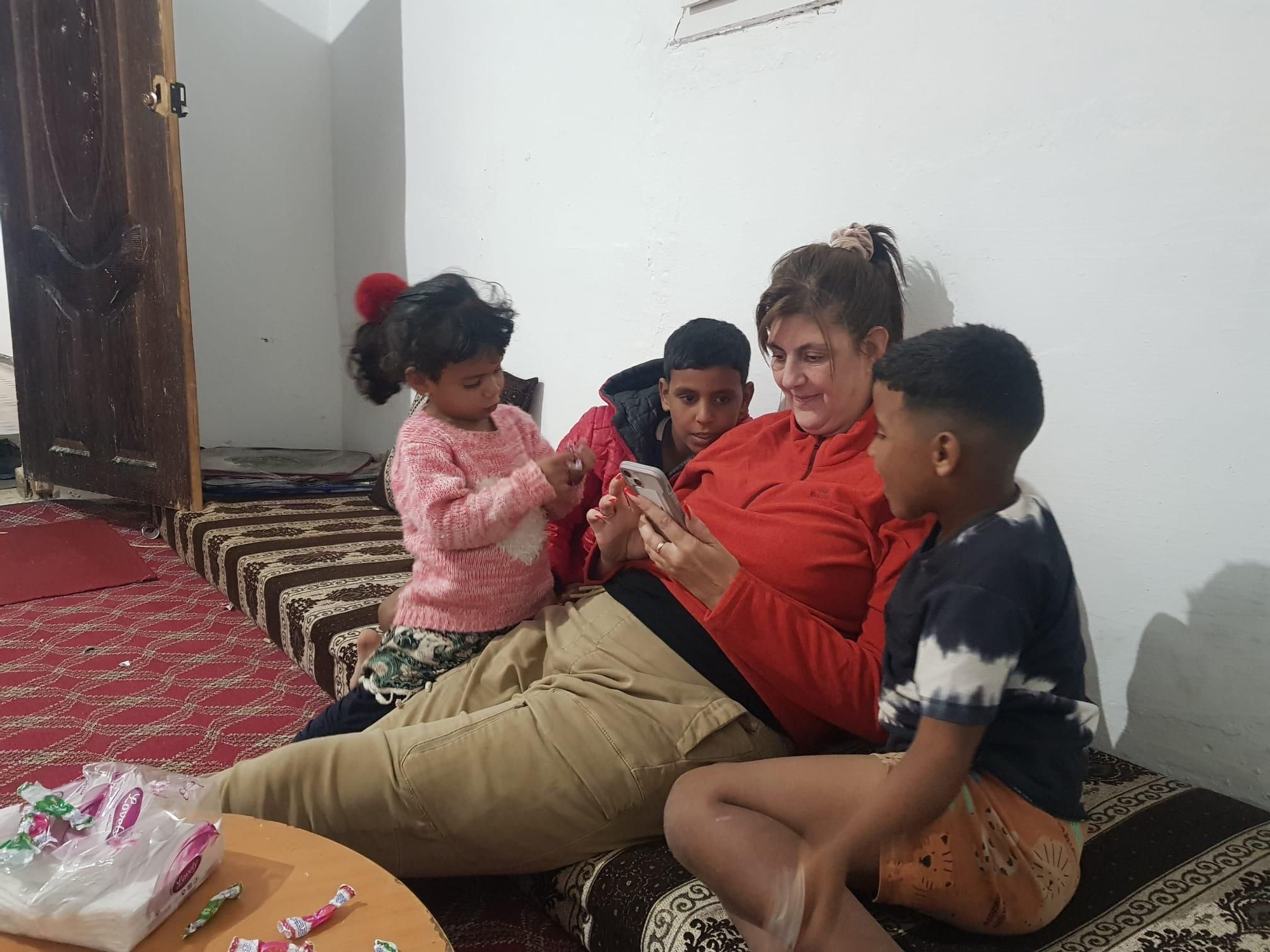 Paula Alcaraz, madre de acogida, con otros menores saharauis