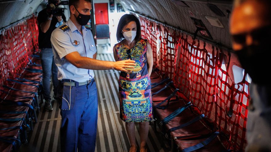 El capitán Robles conversa con la ministra de Defensa, Margarita Robles, durante una visita al ALA 35 del Ejército del Aire y del Espacio, en la Base Aérea de Getafe, a 23 de agosto de 2022, en Getafe, Madrid (España). Getafe inició su vinculación con la