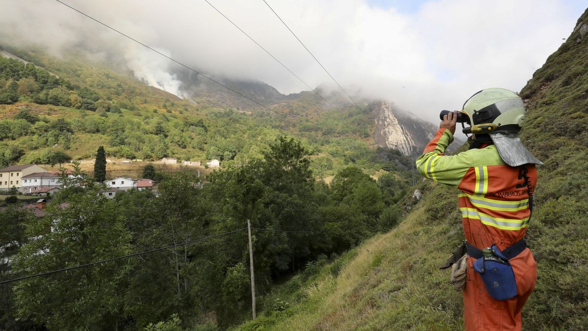 A firefighter observes the Caunedo fire.
