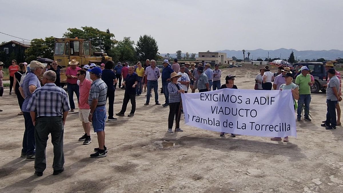 Vecinos de La Torrecilla, en Lorca, en protesta por las obras de construcción del AVE, que se realizan sobre un terraplén en plena rambla