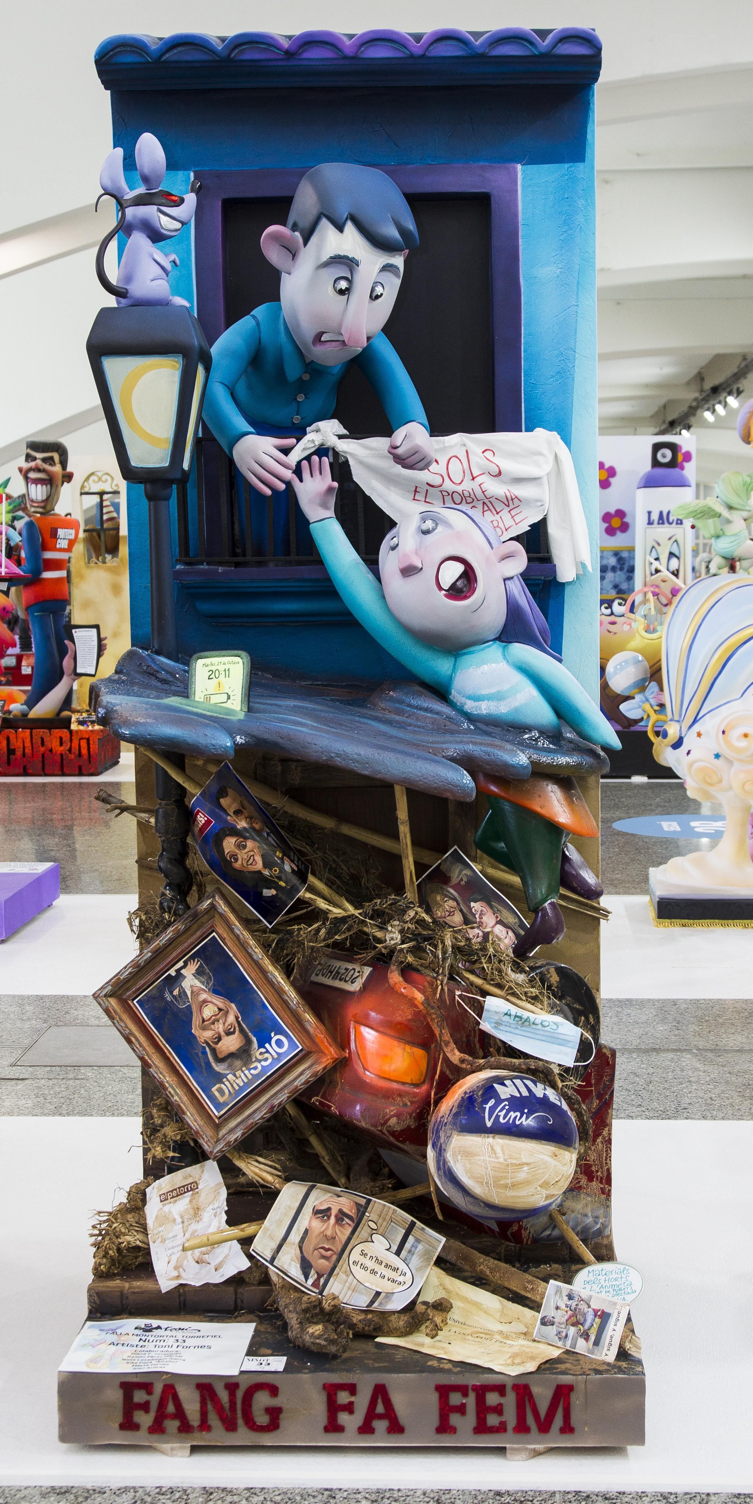 Un vecino rescata a otro en plena riada con alusiones a los políticos entre el fango y la basura.