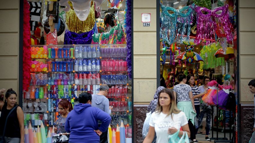 Personas realizan compras en Sao Paulo (Brasil), en una fotografía de archivo. EFE/Fernando Bizerra Jr
