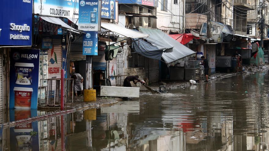 Aumentan a 739 los muertos en Pakistán, con Karachi paralizada por las lluvias
