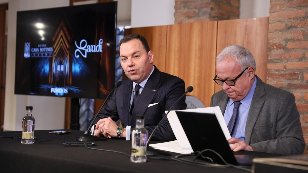 José María Viejo y Gonzalo Santonja, en la presentación del Año Gaudí en Botines.