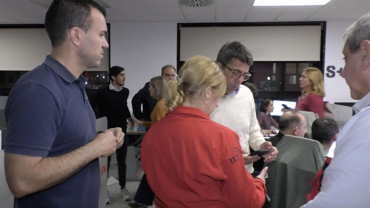 Mazón, Pradas, Mompó and several background advisors, in the command and control room of the Emergency Center.