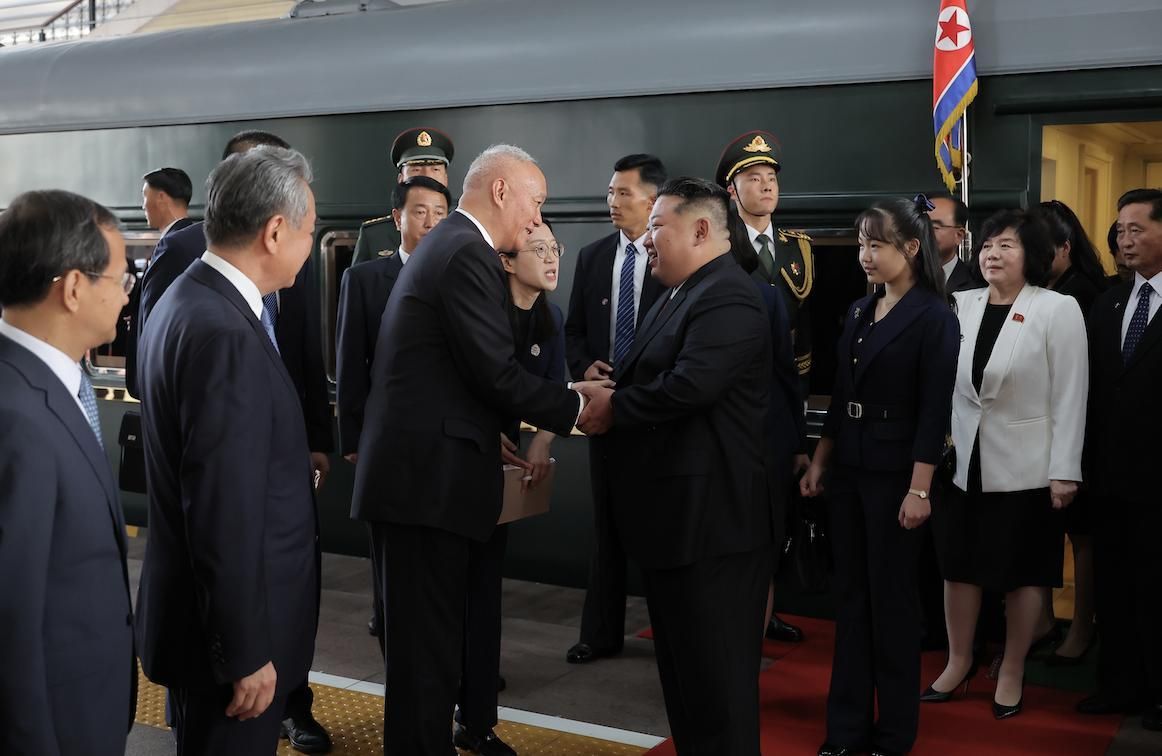 Kim Jong a arriving in Beijing, China, on September 2, 2025, accompanied by her daughter, the woman dressed in black behind her.