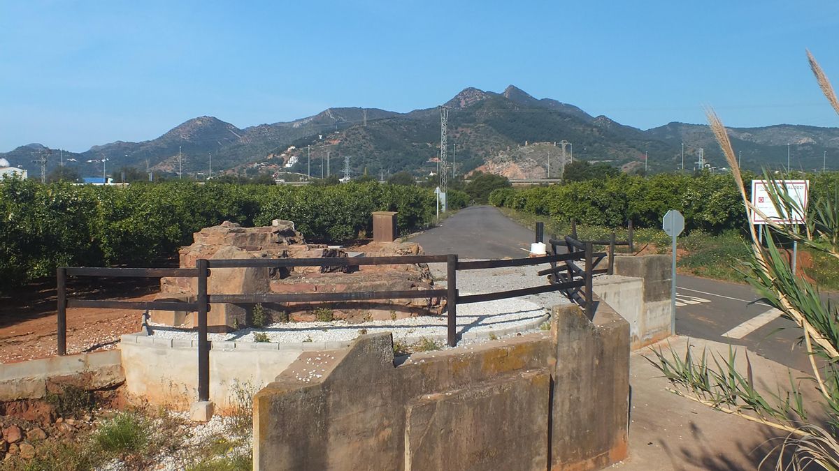 Búnquer de la Vieta. Situat en segona línia de les defenses franquistes de Nules, els focs de les metralladores apuntaven cap al nord-est, d’esquena a l’enemic, que estava atrinxerat al fons de la part esquerra de la imatge.