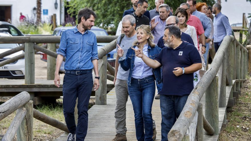 La vicepresidenta segunda del Gobierno y ministra de Trabajo y Economía Social, Yolanda Díaz (c), durante su visita al Parque Natural de Doñana junto al portavoz de campaña de Sumar, Ernest Urtasun.