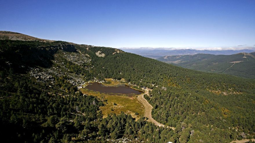 Senderismo de invierno en Burgos: una ruta espectacular entre lagunas, calderas y cascadas