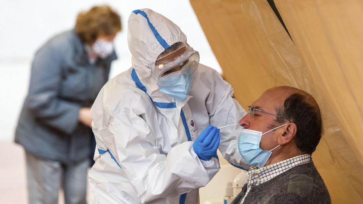 Vecinos de la localidad de Arnada de Duero (Burgos) se someten este sábado a un cribado masivo para la detección de la covid-19 a través de test de antígenos que se llevará a cabo durante todo el fin de semana. EFE/Paco Santamaría
