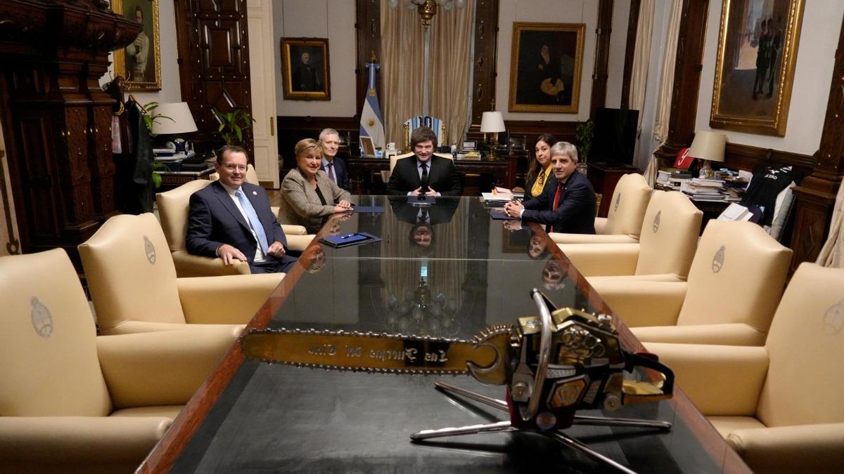 Con la motosierra en primer plano, Javier Milei recibió en su despacho a la directora gerente del FMI, Kristalina Georgieva.