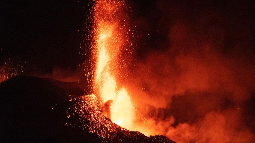 Surge una nueva boca eruptiva y se produce otra rotura en el cono del volcán de La Palma