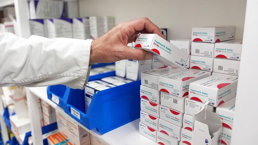 Un profesional de farmacia hospitalaria recoge un medicamento.