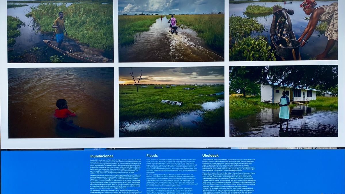 Escaparate de la exposición "Fronteras del clima" con imágenes de Bor y la explicación sobre cómo han afectados las inundaciones a la zona de Sudán del Sur