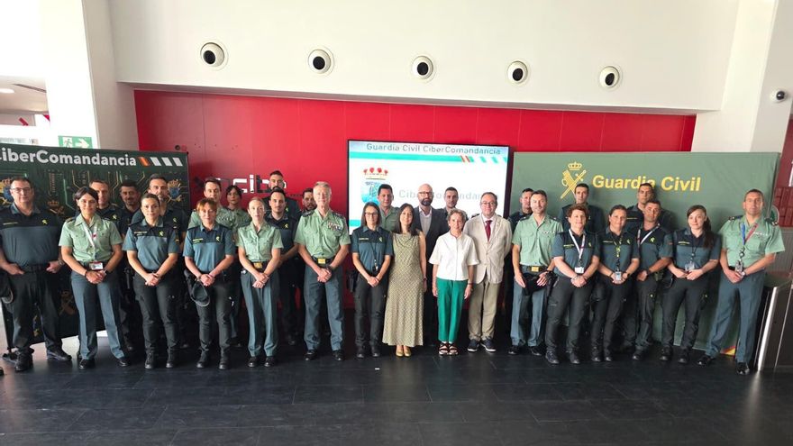 Los componentes de la CiberComandancia de la Guardia Civil en el Incibe de León.
