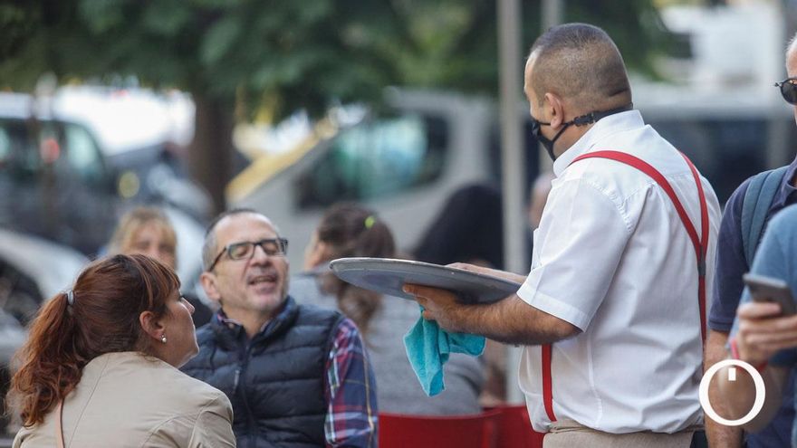 Un camarero trabajando en una terraza