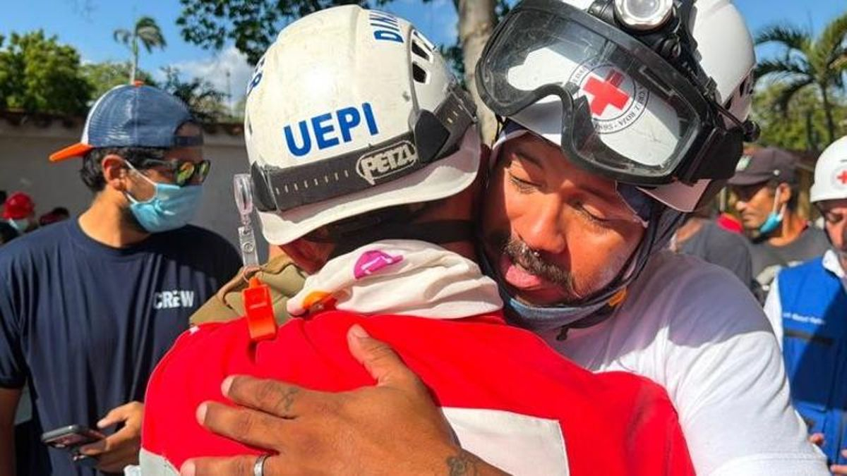 Rescatan a un sobreviviente de los terremotos en Venezuela tras ocho días bajo los escombros
