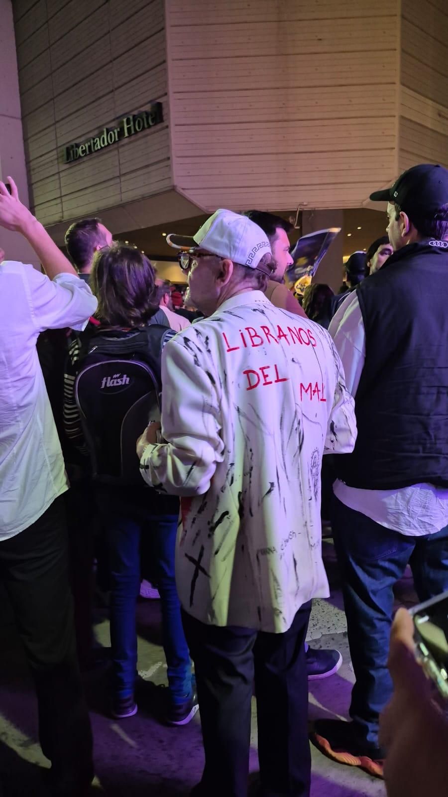 Cientos de simpatizantes de Milei se reunieron en las inmediaciones del Hotel Libertador.